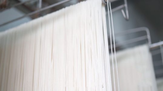 Bulk Procurement vs. Small-Batch Production: The Advantages of Custom Rice Noodles